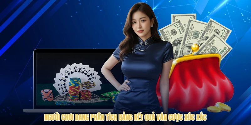 Người chơi đang phân tích bảng kết quả ván cược xúc xắc