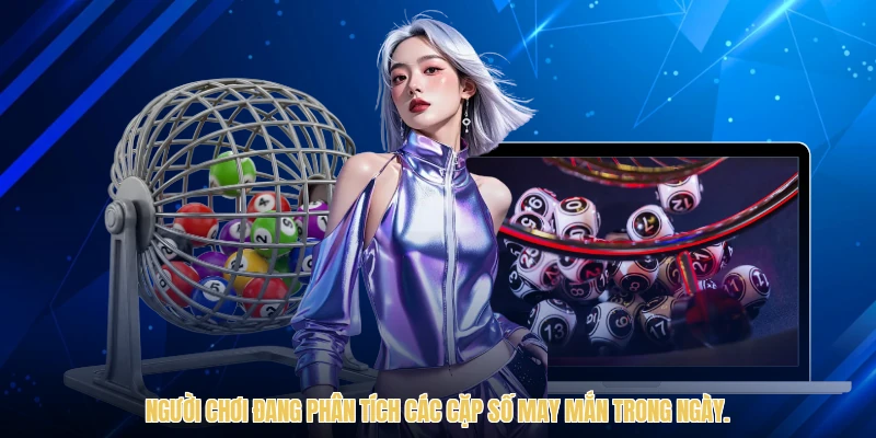 Người chơi đang phân tích các cặp số may mắn trong ngày.