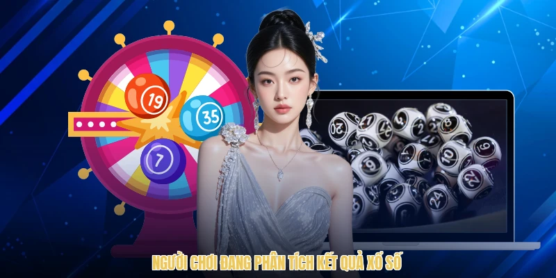 Người chơi đang phân tích kết quả xổ số