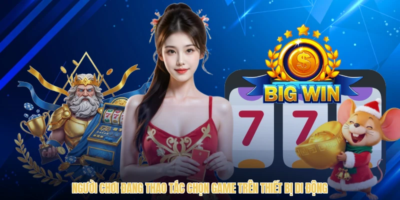 Người chơi đang thao tác chọn game trên thiết bị di động